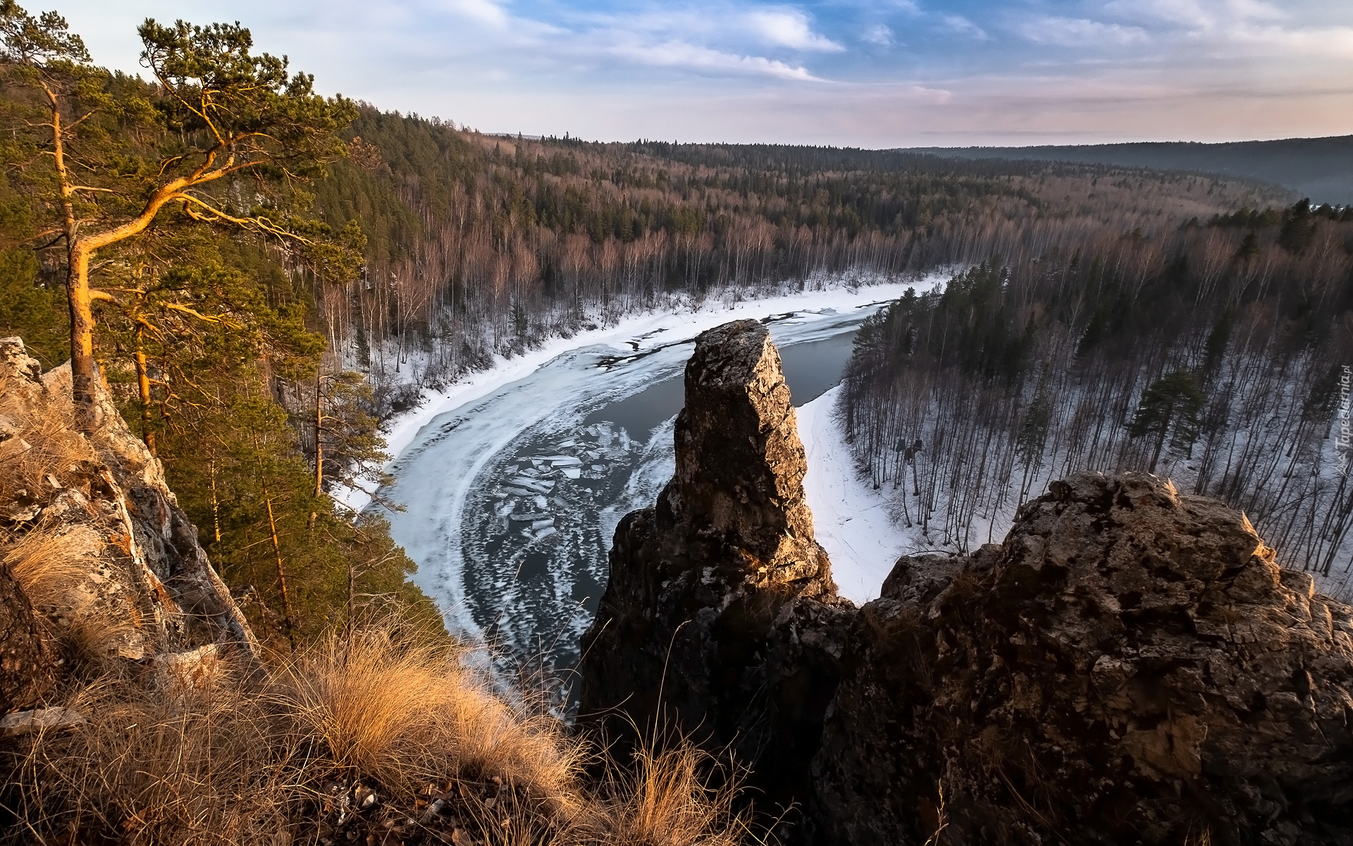 Rzeka Czusowaja, Śnieg, Drzewa, Skały, Trawa, Rosja