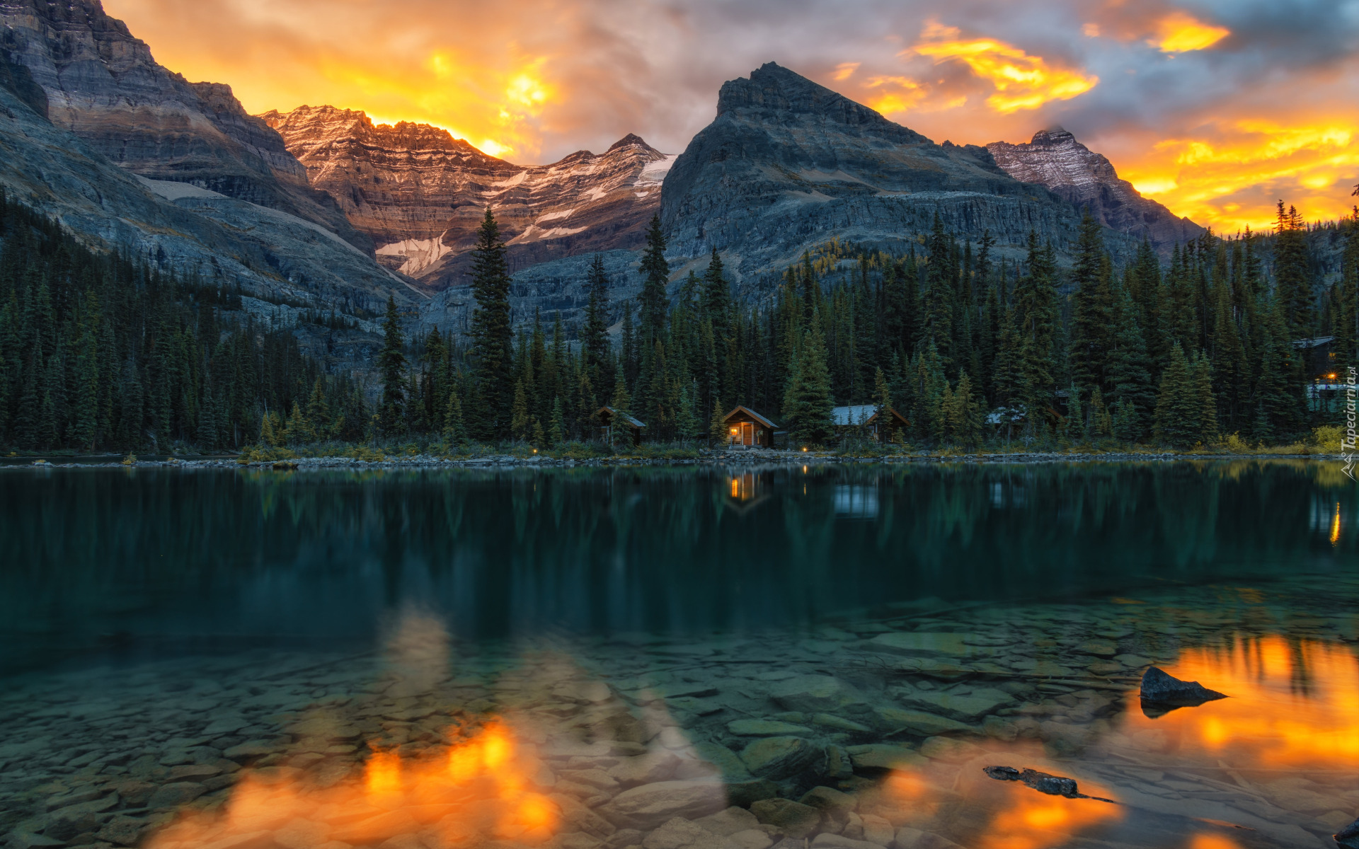 Góry, Canadian Rocky Mountains, Jezioro, Lake OHara, Park Narodowy Yoho, Domy, Las, Drzewa, Niebo, Chmury, Odbicie, Zachód Słońca, Alberta, Kanada