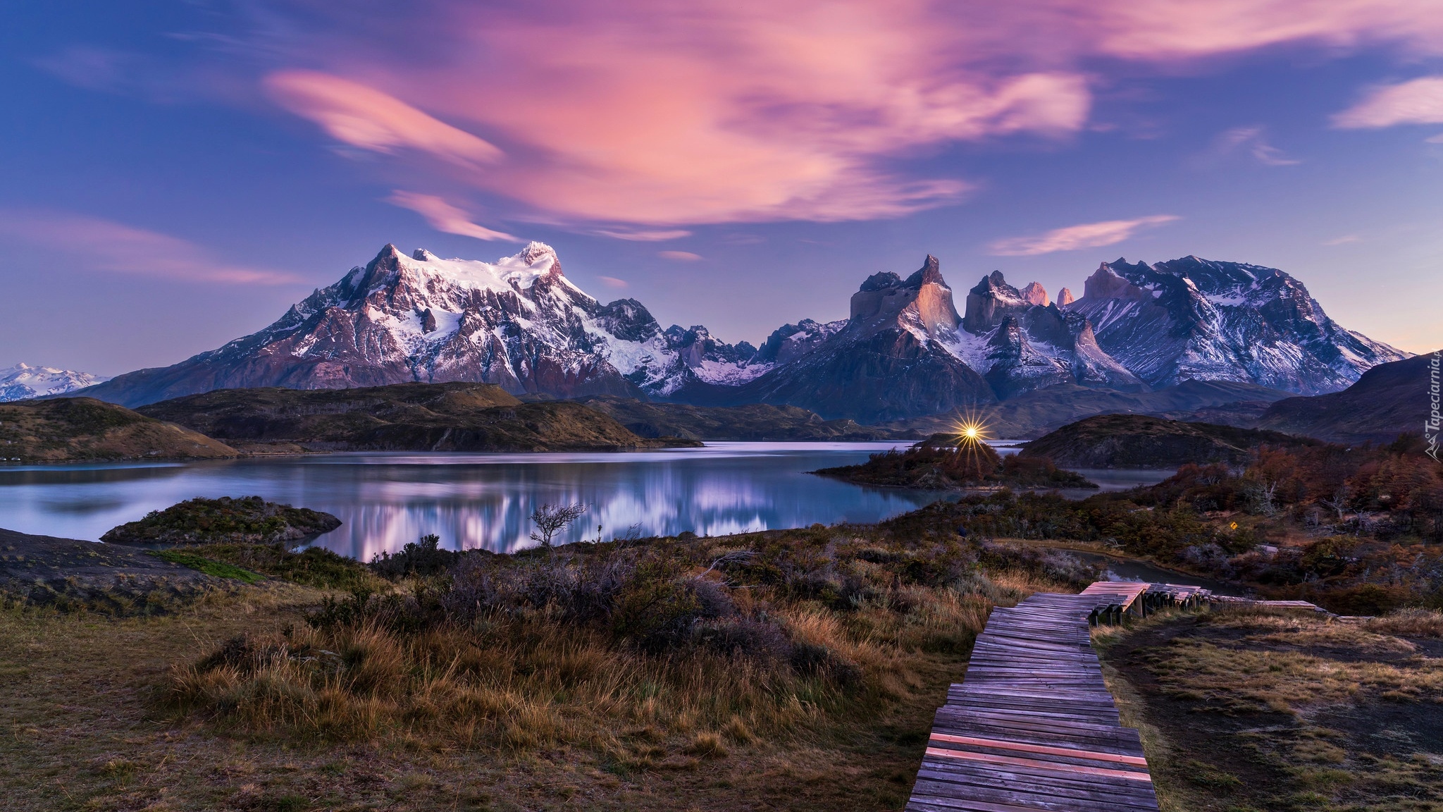 Góry, Ośnieżone, Jezioro, Roślinność, Kładka, Chmury, Park Narodowy Torres del Paine, Patagonia, Chile