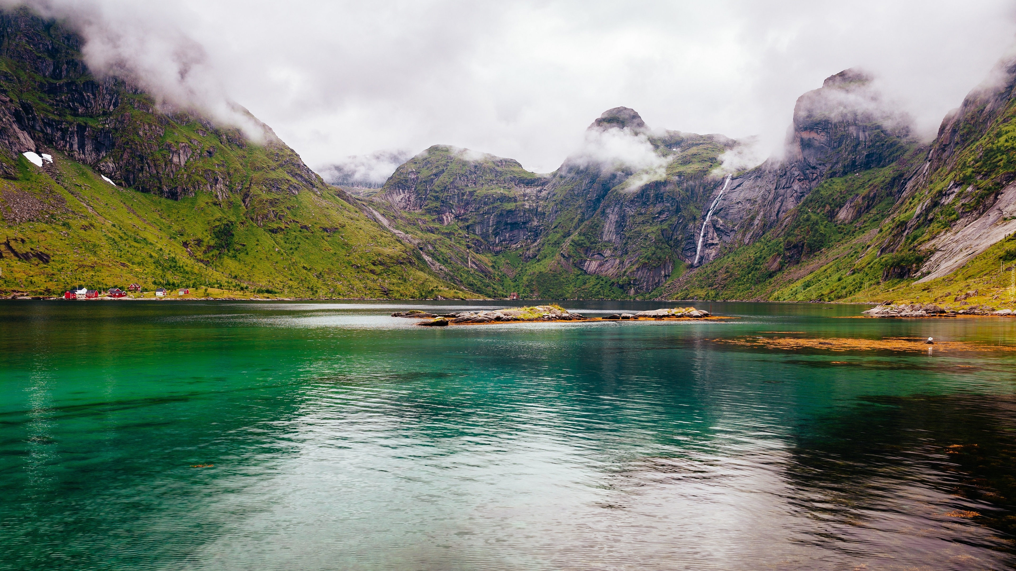 Norwegia, Lofoty, Okręg Nordland, Wyspa Moskenesøya, Wieś Sørvågenna, Jezioro, Góry, Wioska, Mgła