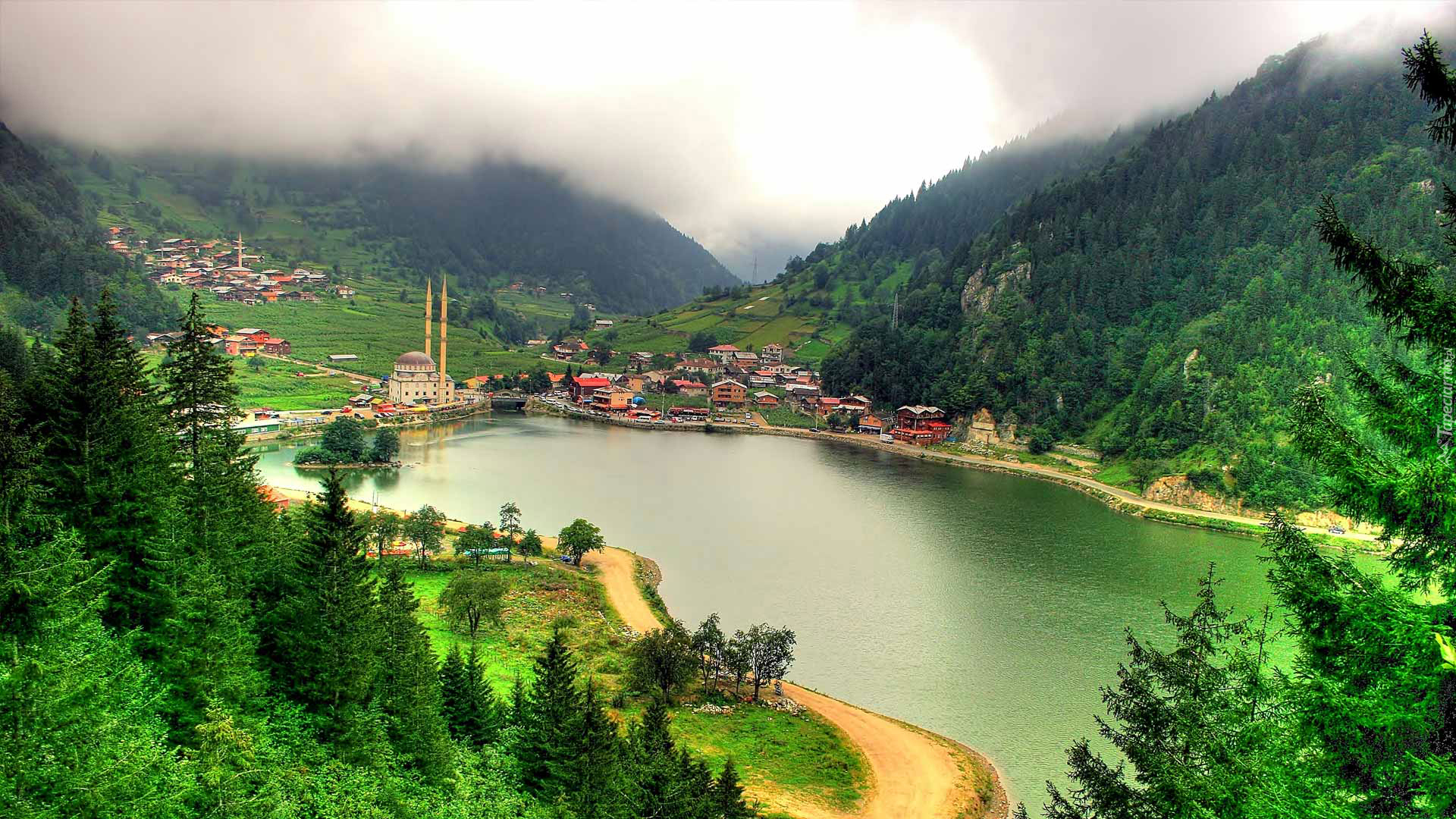 Turcja, Wieś Uzungöl, Jezioro Uzungöl, Góry, Domy, Meczet