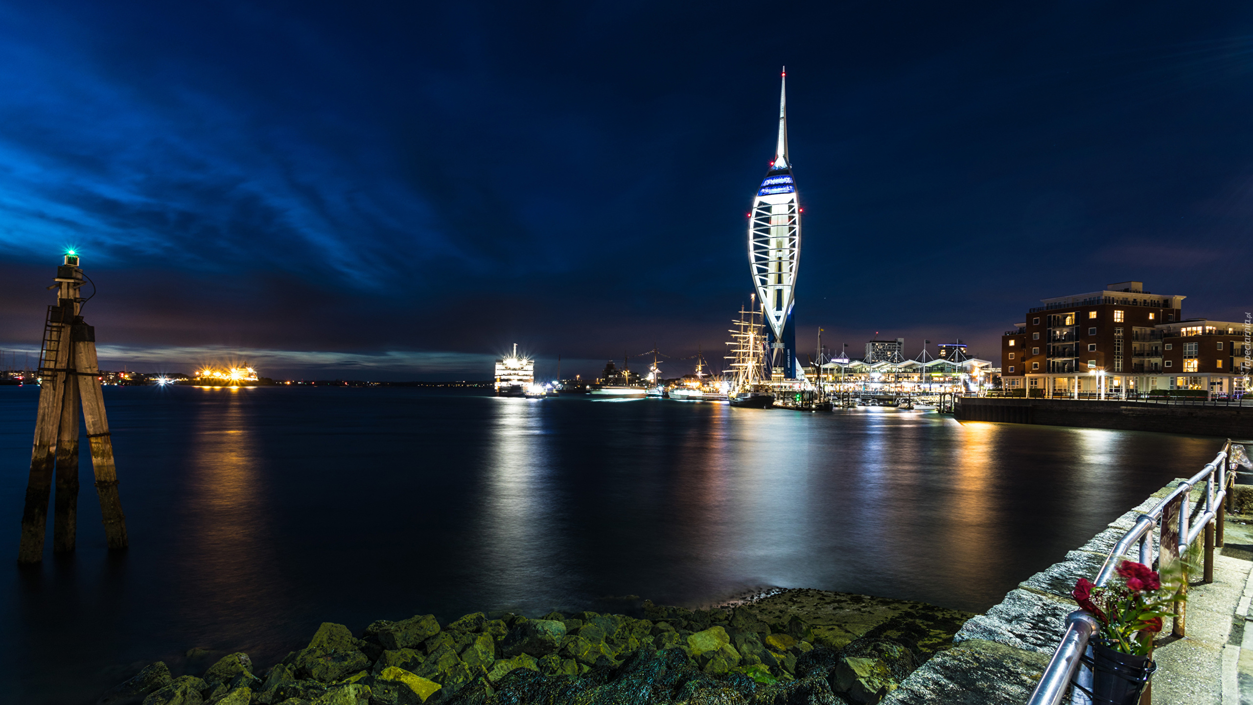 Anglia, Portsmouth, Wieża widokowa, Spinnaker Tower, Cieśnina, Przystań, Kamienie, Domy, Noc