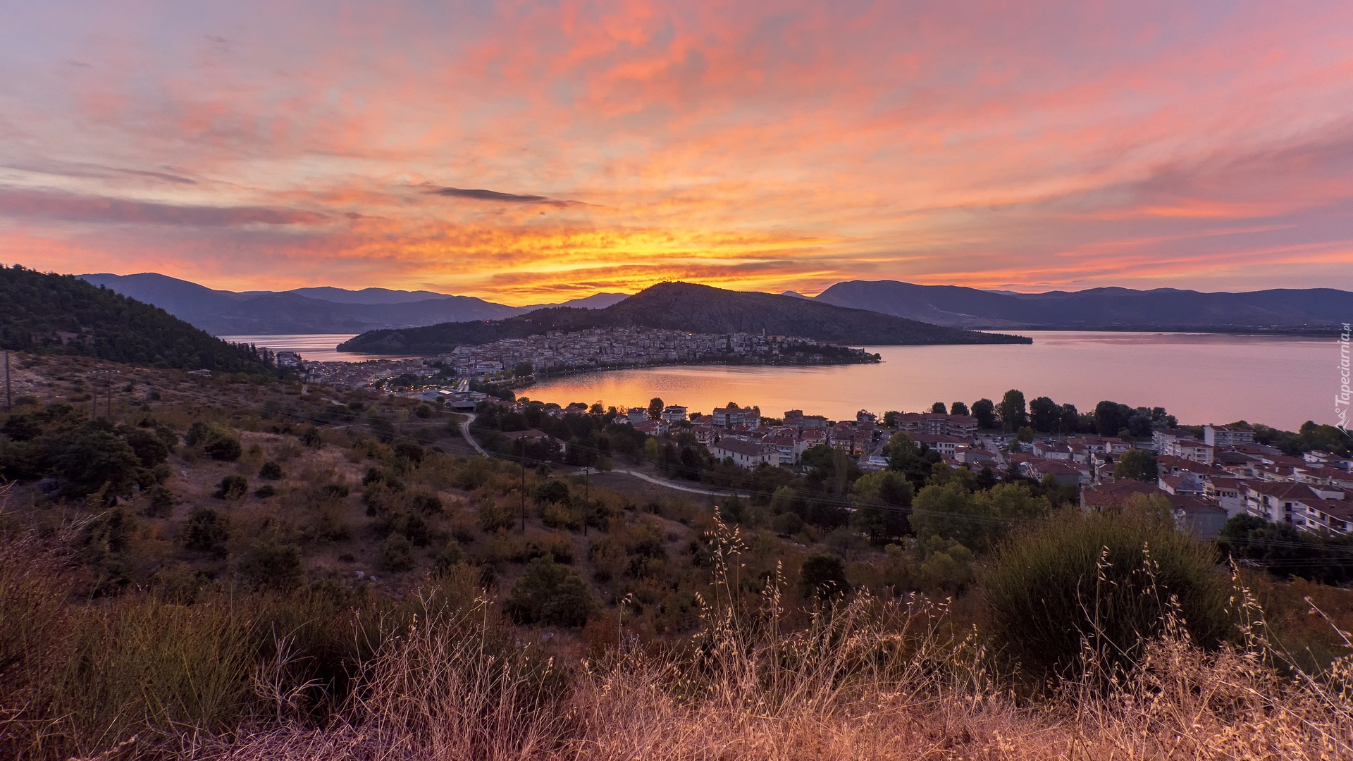 Wschód słońca, Jezioro Kastoria, Góry, Domy, Miasto, Kastoria, Macedonia Zachodnia, Grecja