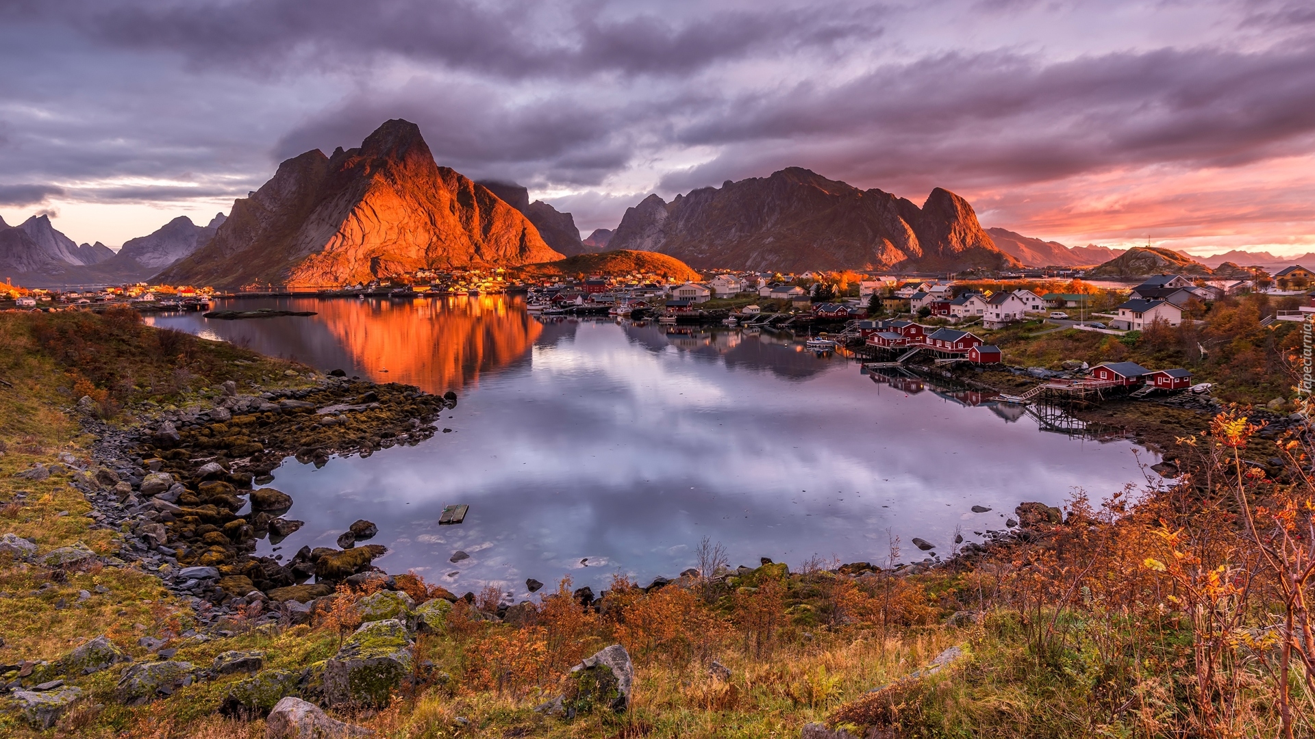 Norwegia, Lofoty, Wyspa Moskenesoya, Wioska Reine, Morze Norweskie Góry, Domy, Wschód słońca, Chmury
