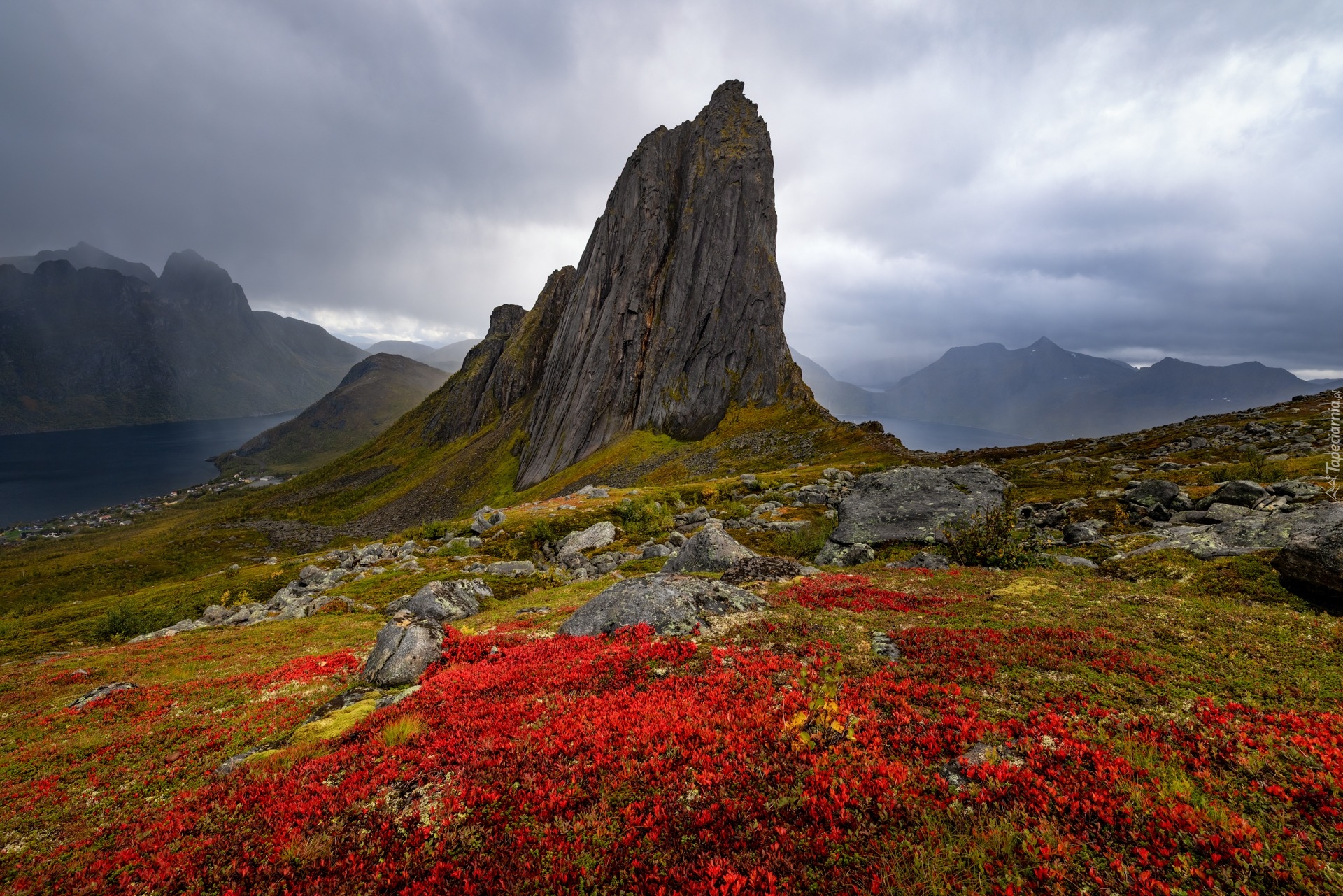 Norwegia, Wyspa Senja, Szczyt Husfjellet, Skały, Roślinność, Morze, Chmury