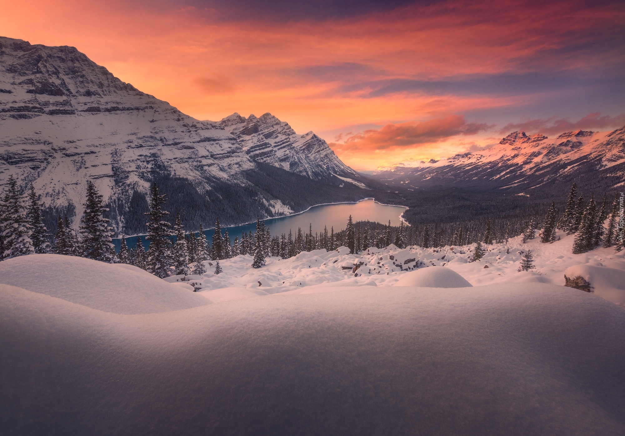 Kanada, Alberta, Park Narodowy Banff, Góry Canadian Rockies, Jezioro Peyto Lake, Zachód Słońca