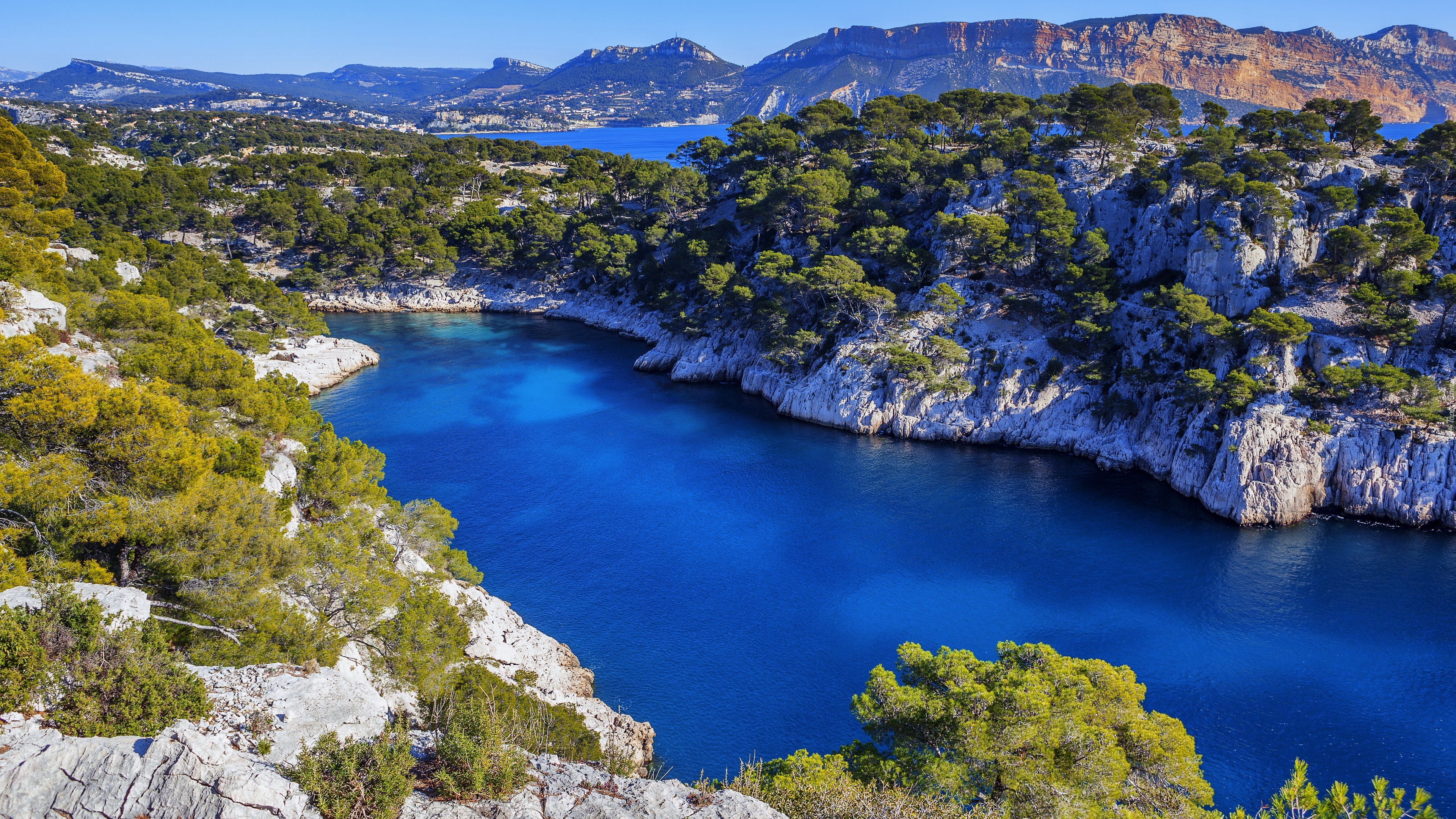 Drzewa, Góry, Skały, Zatoka, Calanque de Port Miou, Cassis, Francja