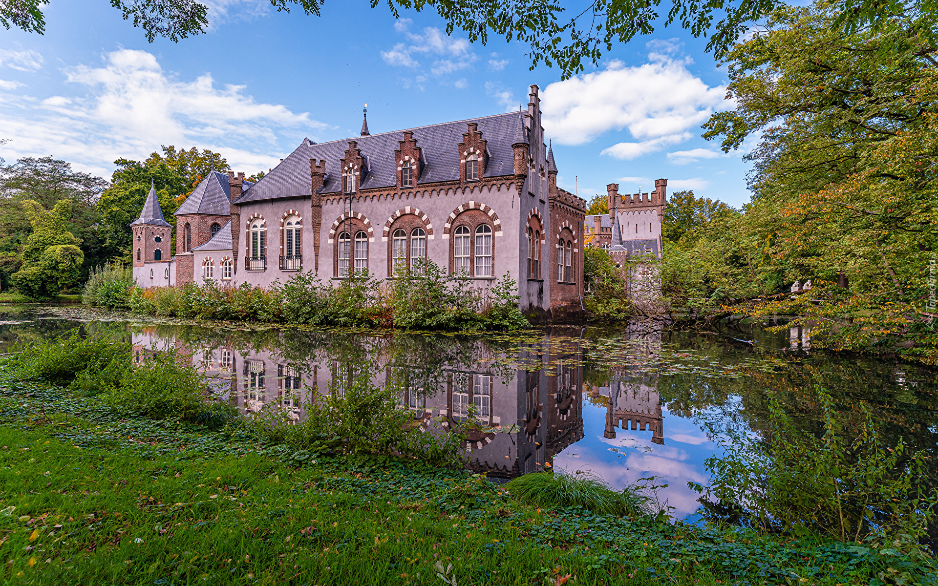 Zamek, Stapelen Castle, Staw, Drzewa, Zieleń, Niebo, Chmury, Boxtel, Prowincja Brabancja Północna, Holandia