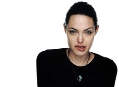 Angelina Jolie, czarna bluzka