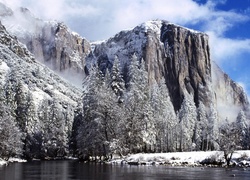 Stany Zjednoczone, Stan Kalifornia, Park Narodowy Yosemite, Góry, Rzeka, Drzewa, Zima, Szczyt El Capitan