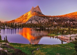 Stany Zjednoczone, Stan Kalifornia, Park Narodowy Yosemite, Góry, Drzewa, Świt, Chmury