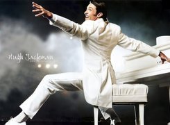Hugh Jackman,biały strój, fortepian