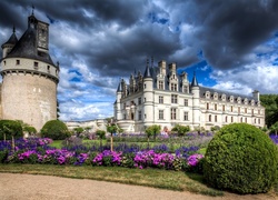 Zamek Chenonceau, Chateau de Chenonceau, Miejscowość Chenonceaux, Francja, Ogród, Kwiaty, Chmury