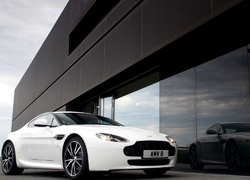 Biały, Aston Martin V8 Vantage