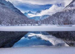 Alpy Julijskie nad jeziorem Jasna zimą