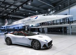 Aston Martin DBS Superleggera i samolot