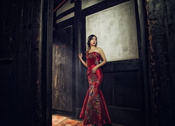 Azjatka w długiej wizytowej czerwonej sukni