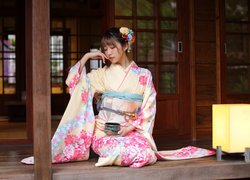 Azjatka w kimono przed domem