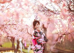Azjatka w kolorowym kimono
