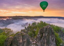 Balon nad zamglonymi Górami Połabskimi pod kolorowym niebem