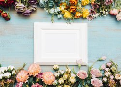 Biała ramka wśród kolorowych kwiatów