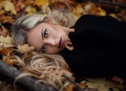 Blondynka w jesiennych liściach