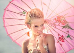 Blondynka z różową parasolką