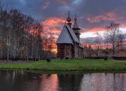Brzozy i cerkiew nad rzeką w Kostromie