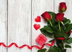 Bukiet czerwonych róż z prezentem i serduszkami