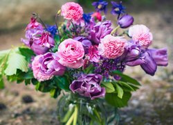 Bukiet fioletowych i różowych kwiatów