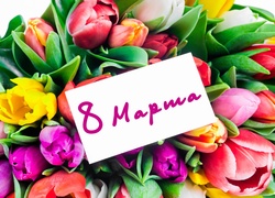 Bukiet kolorowych tulipanów z kartką na Dzień Kobiet