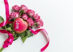 Bukiet róż z ciasteczkiem w kształcie serca