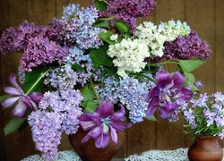 Bukiety wiosennych kwiatów w wazonach