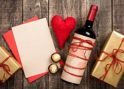 Butelka wina i prezenty na Walentynki