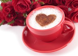 Cappuccino z sercem w filiżance i różami