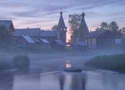 Cerkiew i domy we mgle nad rzeką