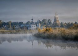 Cerkiew nad rzeką Kamienką w rosyjskim mieście Suzdal