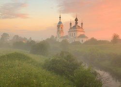 Cerkiew niedaleko rzeki we mgle