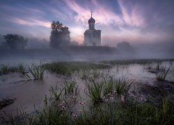 Cerkiew Opieki Matki Bożej nad zamgloną rzeką Nerl w Rosji