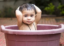 Chłopczyk podczas kąpieli w misce
