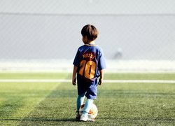 Chłopiec w koszulce Lionela Messiego