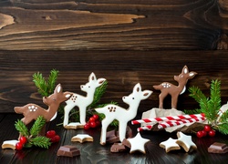 Ciastka jelonki i gwiazdki ze świąteczną dekoracją