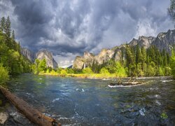 Ciemne chmury nad rzeką Merced i górami w Parku Narodowym Yosemite