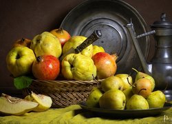 Cynowy dzban i talerz obok owoców