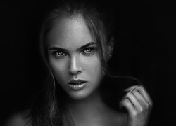 Czarno-białe zdjęcie kobiety z intrygującym spojrzeniem