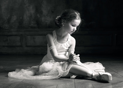 Czarno-białe zdjęcie małej baletnicy