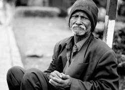 Czarno-białe zdjęcie siedzącego starszego mężczyzny
