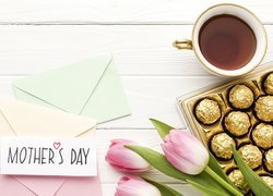 Tulipany, Czekoladki, Filiżanka, Herbata, Koperty, Kartka, Napis, Dzień Matki