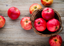 Czerwone dojrzałe jabłka w koszyku