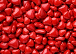 Czerwone kamyki w kształcie serca